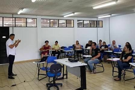 Aulas são ministradas em Libras e Português.